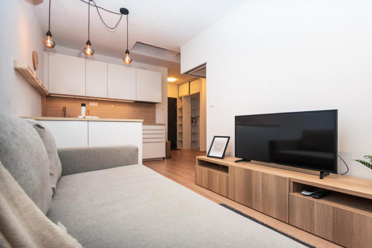 City Center Apartment - Modern & Elegant ブラチスラヴァ エクステリア 写真