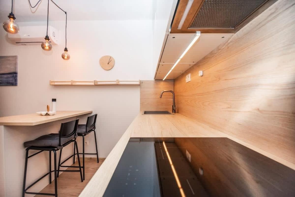 City Center Apartment - Modern & Elegant ブラチスラヴァ エクステリア 写真